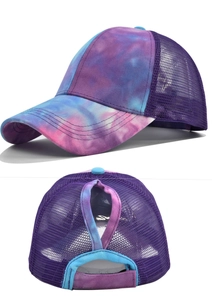 Detail der Tie-Dye Mesh-Kappe mit Kreuzöffnung für Pferdeschwanz und Klettverschluss