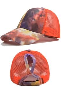 Detailansicht der Tie-Dye Mesh-Pferdeschwanz-Kappe mit Klettverschluss und Öffnung