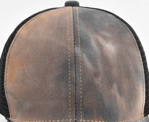 Detail der Batik-Baseballkappe aus Baumwolle mit orangefarbener Doppelnaht und Netz