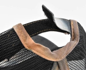 Nahaufnahme der Mesh-Pferdeschwanz-Kappe mit verstellbarem Klettverschluss und Kontrastnaht