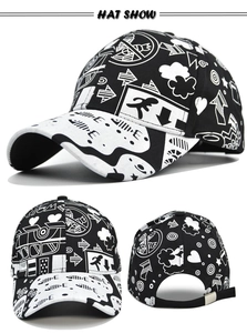 Vues détaillées de la casquette de baseball graffiti avec imprimé BD noir et blanc et boucle