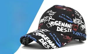 Détail d'une casquette de baseball noire en coton avec imprimés graffiti colorés de rue
