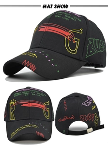 Dettaglio della fibbia regolabile e stampa graffiti colorati sul cappellino nero
