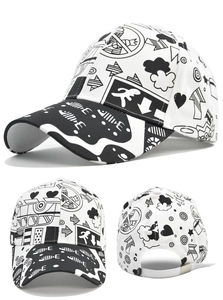 Vue en trois angles d'une casquette blanche avec imprimés graffiti et boucle en métal