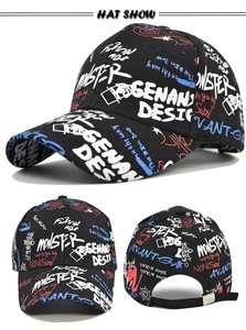Détails de l'imprimé graffiti coloré et de la boucle en métal réglable sur la casquette noire