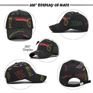 Vista a 360 gradi di un cappellino da baseball nero con vivace stampa graffiti colorata