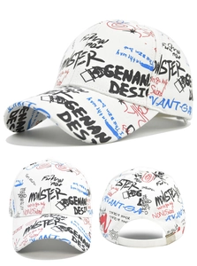Détails d'une casquette blanche en sergé de coton avec imprimés graffiti et boucle métallique