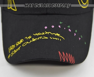 Dettaglio della stampa graffiti street style e cuciture in twill di cotone sul cappello nero
