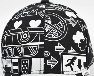 Vue macro de l'imprimé graffiti style urbain sur le tissu en coton de la casquette bicolore