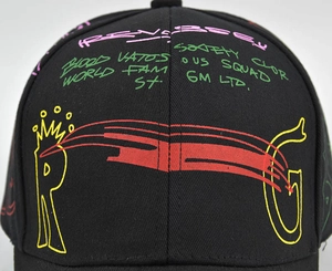 Dettaglio del ricamo graffiti su un berretto di cotone twill nero alla moda