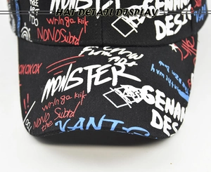 Détail de casquette de baseball noire montrant les coutures et les imprimés graffiti