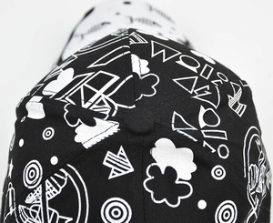 Détail rapproché de casquette de baseball en coton avec motif graffiti noir et blanc