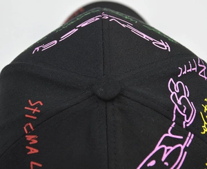 Vista dettagliata della parte superiore del cappello da baseball nero con stampa graffiti