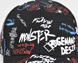 Gros plan détaillé de l'imprimé graffiti street sur une casquette de baseball noire
