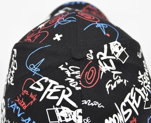 Vue de dessus d'une casquette en coton noir avec des motifs imprimés graffiti colorés