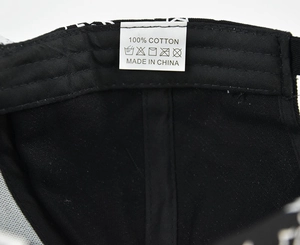 Détail de l'intérieur montrant l'étiquette 100 % coton sur la casquette de baseball noire