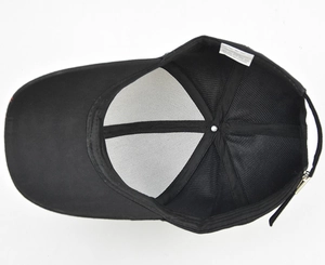 Vista interna del cappellino nero con struttura a sei pannelli e fibbia regolabile in metallo