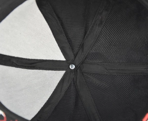 Vue détaillée de l'intérieur d'une casquette noire avec coutures à 6 pans et rivet en métal