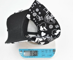 Casquette graffiti sur balance numérique affichant un poids léger de 83,0 grammes