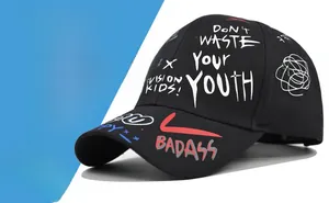 Détail de la casquette graffiti avec broderie blanche Don't Waste Your Youth texte