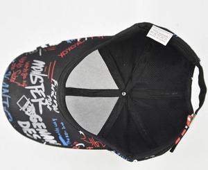 Vue intérieure d'une casquette en coton noir avec doublure en mesh et imprimé graffiti