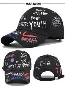 Vues détaillées d'une casquette de baseball noire avec graffiti et boucle réglable