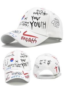 Détail de la casquette de baseball en coton blanc avec motifs graffiti street style