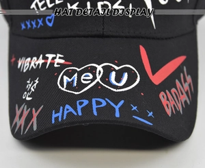 Gros plan de l'imprimé graffiti sur casquette de baseball noire avec motifs détaillés