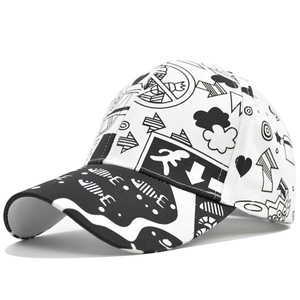 Casquette de baseball à imprimé graffiti avec motifs abstraits noir et blanc style tendance