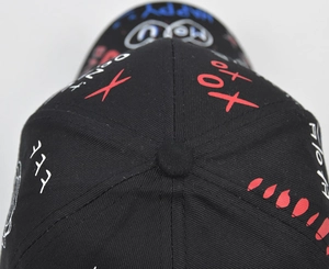 Gros plan d'une casquette de baseball noire en coton avec des imprimés graffiti colorés