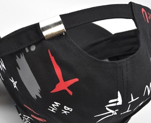 Vue détaillée de la boucle métallique et de la sangle réglable sur la casquette graffiti