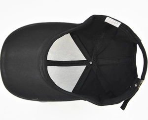 Vue détaillée de l'intérieur d'une casquette en coton noir avec coutures et boucle en métal