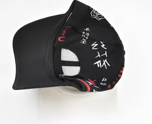 Casquette de baseball en coton noir avec graffiti pesant 79,3g sur une balance