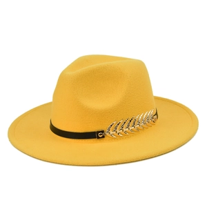 Klassieke felgele vilten fedora hoed met brede rand en gouden veeraccessoire