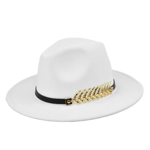Detail van witte vilten fedora hoed met zwarte band en gouden veeraccessoire