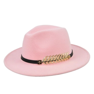 Detail van roze wollen fedora hoed met zwarte band en een fijne gouden blad-vormige hanger