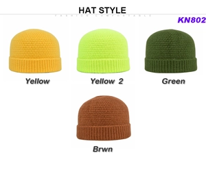 Détail montrant la texture du tricot et les options de couleurs jaune, vert et marron