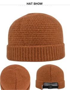 Détail du bonnet en maille marron avec boucle réglable et design à revers texturé