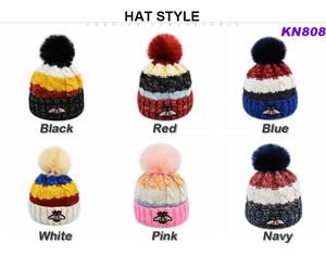 Détail de bonnets en maille avec écusson abeille et pompons en fourrure en six couleurs