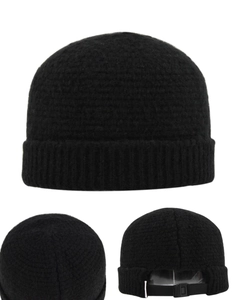 Détail de la sangle en nylon réglable avec boucle en plastique sur un bonnet noir tricoté