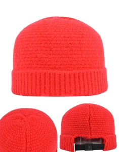 Détails du bonnet en tricot rouge avec sangle à boucle réglable et design à revers côtelé