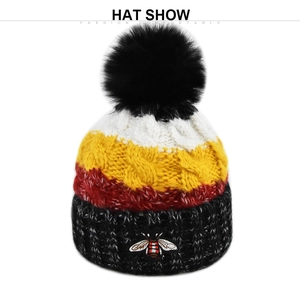 Détail de maille et broderie d'abeille sur un bonnet d'hiver épais en tricot