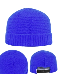 Vue détaillée du bonnet en maille bleu vif avec boucle réglable et texture côtelée