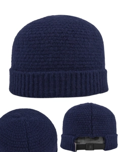 Vue détaillée du bonnet en maille bleu foncé avec revers côtelé et boucle réglable
