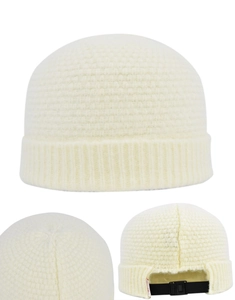 Détail de la boucle réglable noire et de la texture gaufrée sur le bonnet miki beige chiné
