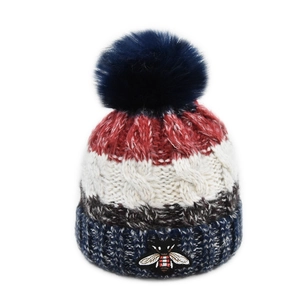 Détail de la broderie abeille sur le bonnet en tricot avec doublure chaude en peluche