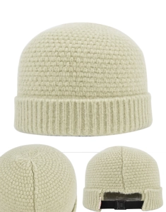 Détails de la texture gaufrée et boucle de serrage réglable sur ce bonnet en maille