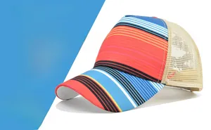 Dettaglio della rete posteriore di un cappello a righe arcobaleno con apertura per coda