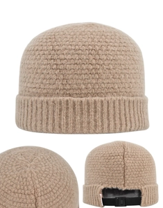 Détail du bonnet en maille kaki avec sangle à boucle réglable et texture en laine épaisse