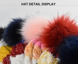 Détail macro de pompons en fausse fourrure moelleuse sur des bonnets en maille colorés